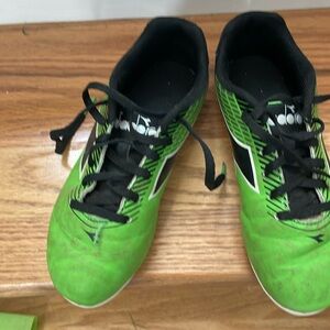 Diadora cleats kids size 3. Used but still good shape!